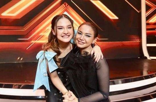 Maysha Jhuan alias Icha bersama juri sekaligus mentornya, Rossa, usai tampil di babak grand final X Factor, Senin 11 April 2022 malam. (Foto: Instagram @xfactorofficial)