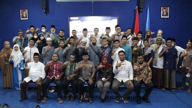 Para remaja masjid peserta pelatihan dakwah digital yang diselenggarakan Dewan Masjid Surabaya dan Stikosa-AWS foto bersama para nara sumber. (Foto:Istimewa)