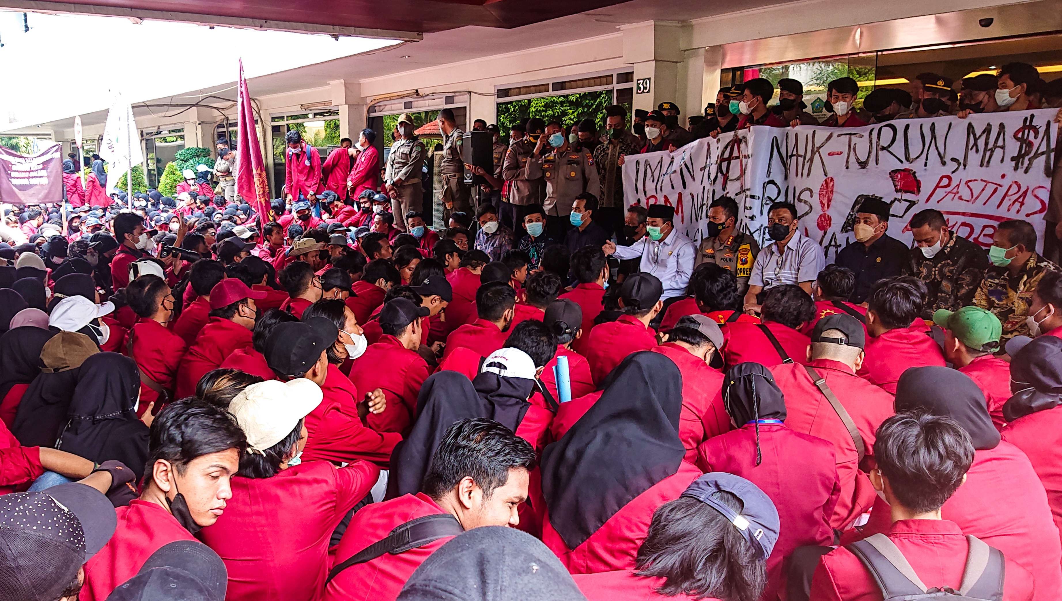 Ratusan mahasiswa penuhi halaman kantor DPRD Sidoarjo (foto:Aini/Ngopibareng.id)