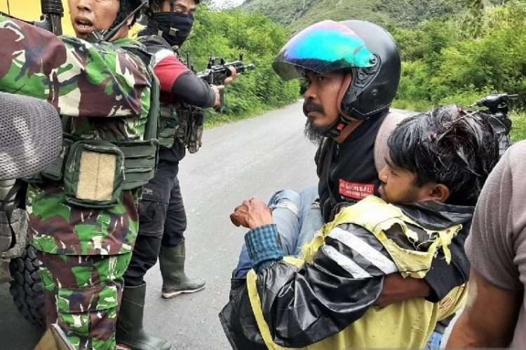 Evakuasi tukang ojek yang ditembak Kelompok Kriminal Bersenjata Papua, Selasa 12 April 2022. (Foto: Antara)50x500