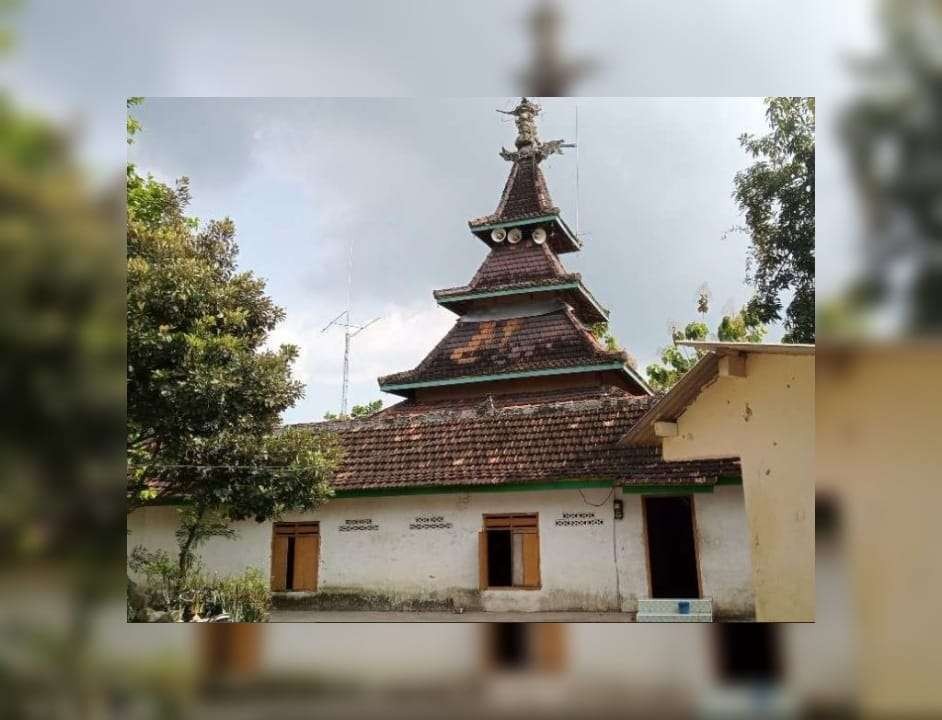 Masjid satu tiang di Tuban nampak dari luar (Khoirul Huda/Ngopibareng.id)
