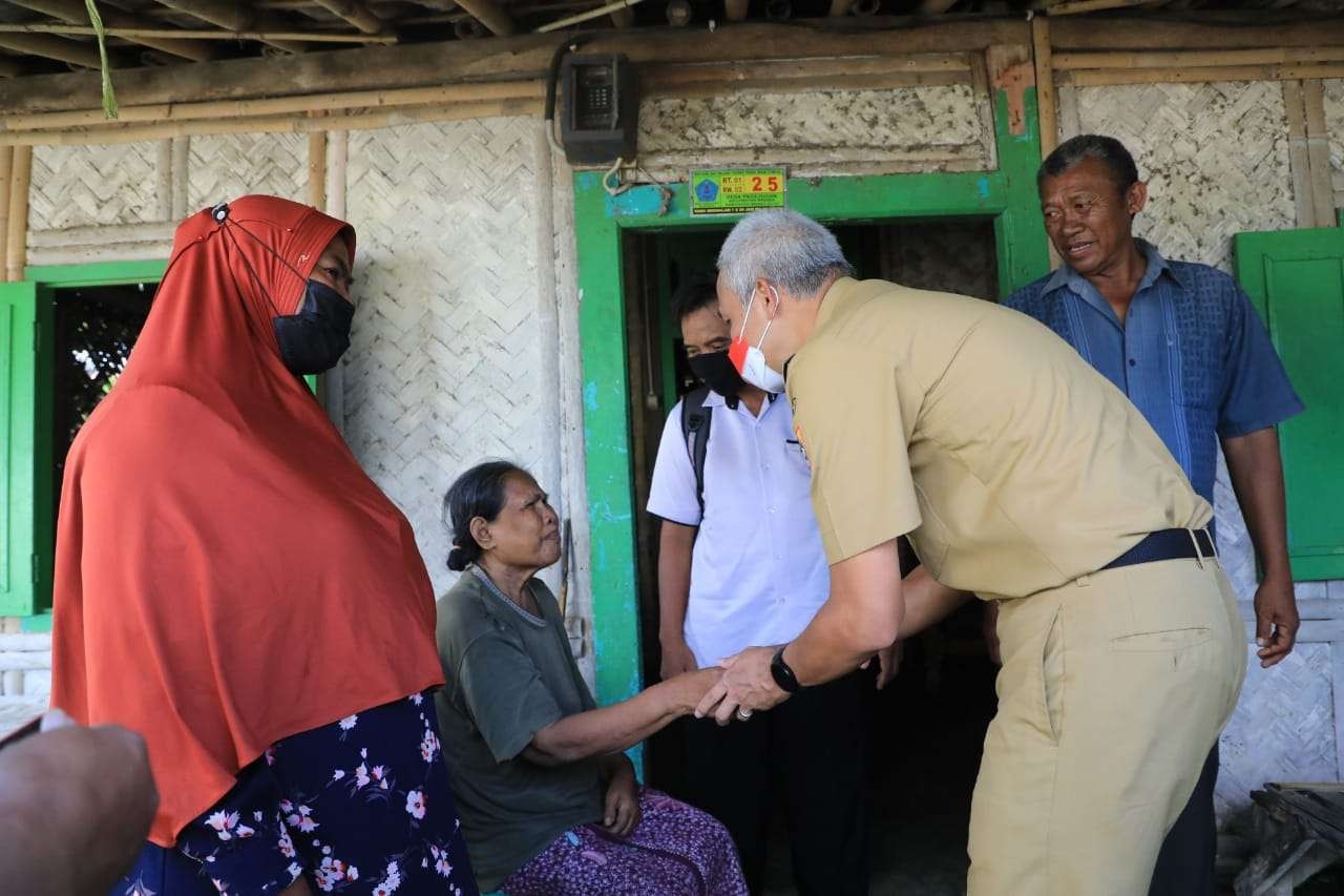 Gubernur Ganjar bertemu Saeni, warga Brebes yang rumahnya dapat bantuan renovasi. (Foto: Dok Jateng)