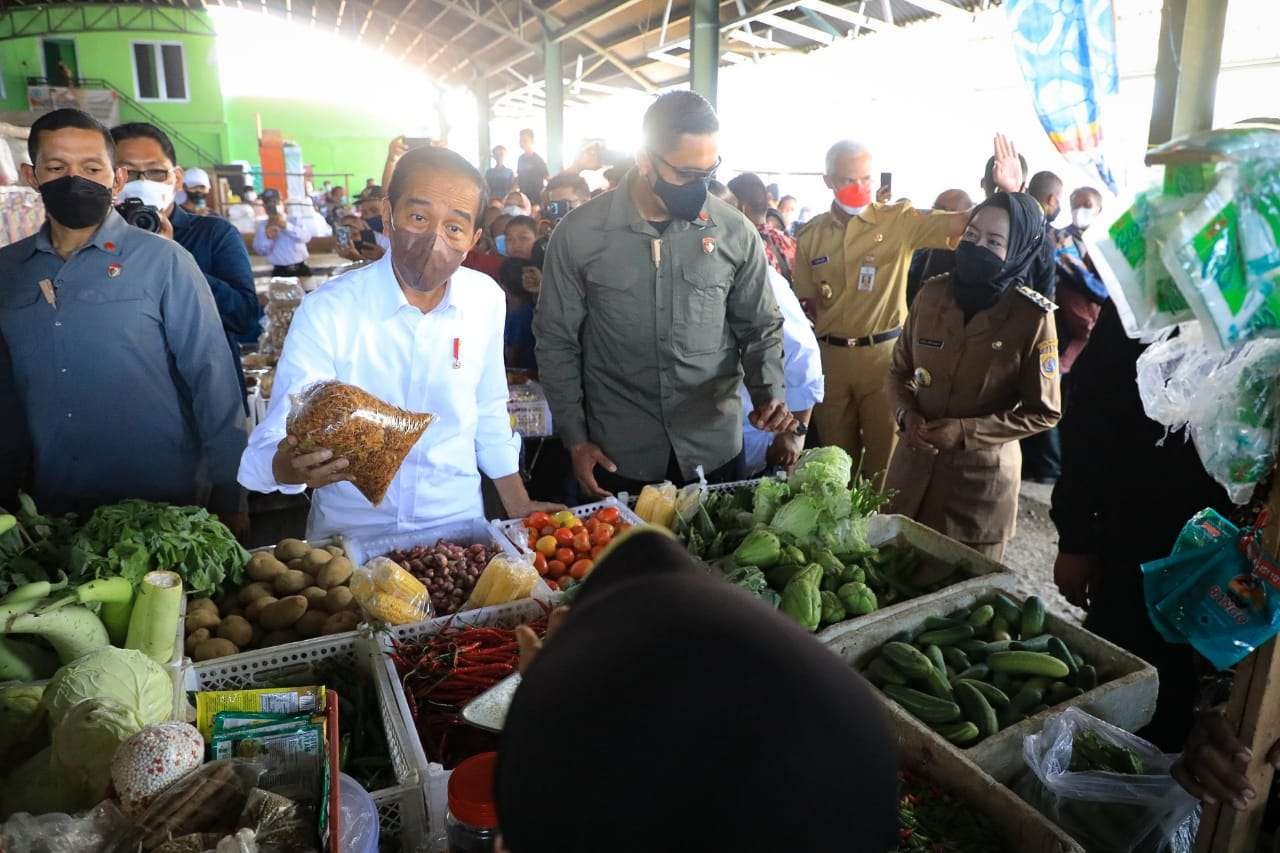 Presiden Jokowi didampingi Gubernur Ganjar mengunjungi pasar tradisional di Brebes membagikan BLT. (Foto: Dok Jateng)