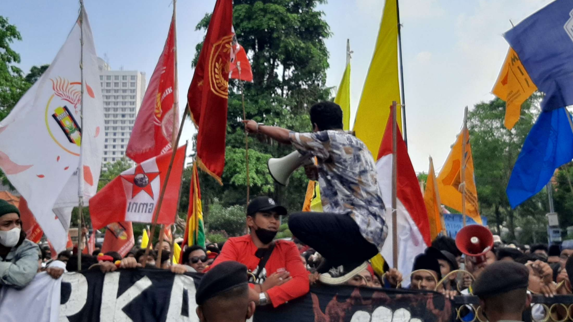 Aksi demo mahasiswa yang tergabung dalam Cipayung Plus di depan Balai Kota Surabaya. (Foto: Pita Sari/Ngopibareng.id)