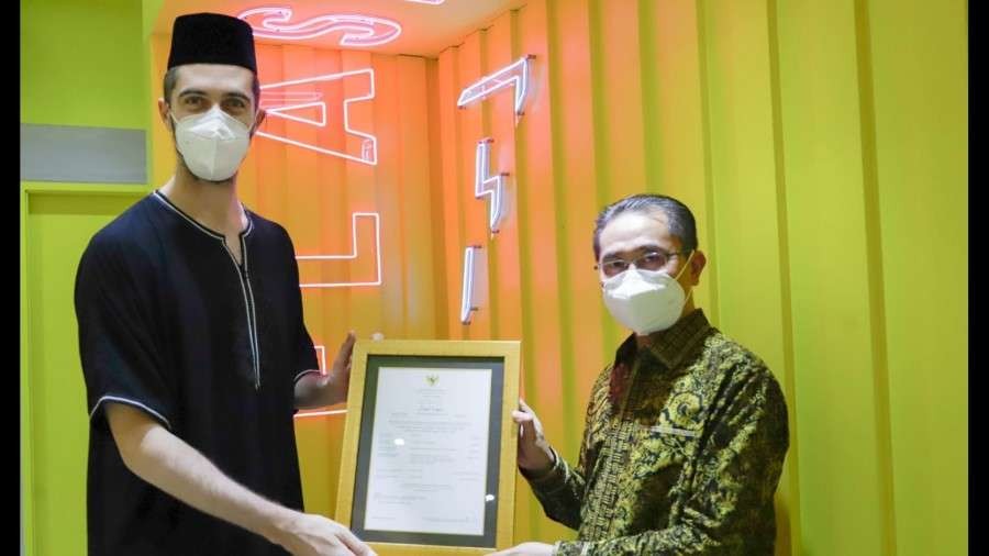 Penyerahan sertifikat halal. (Foto: Kemenag)