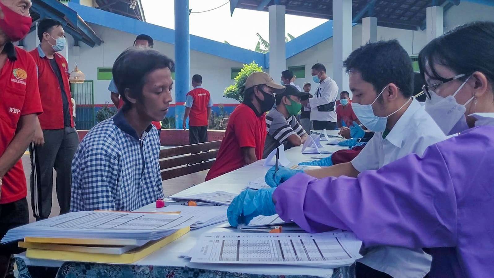 Pemeriksaan kesehatan napi di Lapas Porong. (Foto: Istimewa)