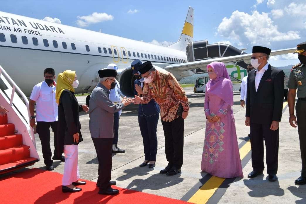 Wapres KH Ma'ruf Amin tiba di Banda Aceh  disambut Gubernur Provinsi Aceh Nova Iriansyah (Foto: Setwapres)