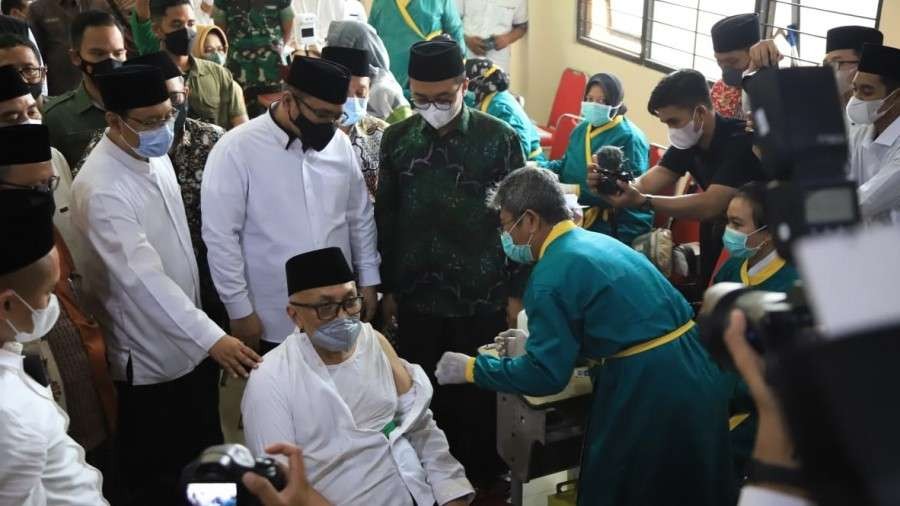 Menag Yaqut saksikan vaksinasi yang diberikan kepada Pengasuh Pesantren Bayt Al Hikmah Pasuruan KH Idris Hamid. (Foto: Kemenag)