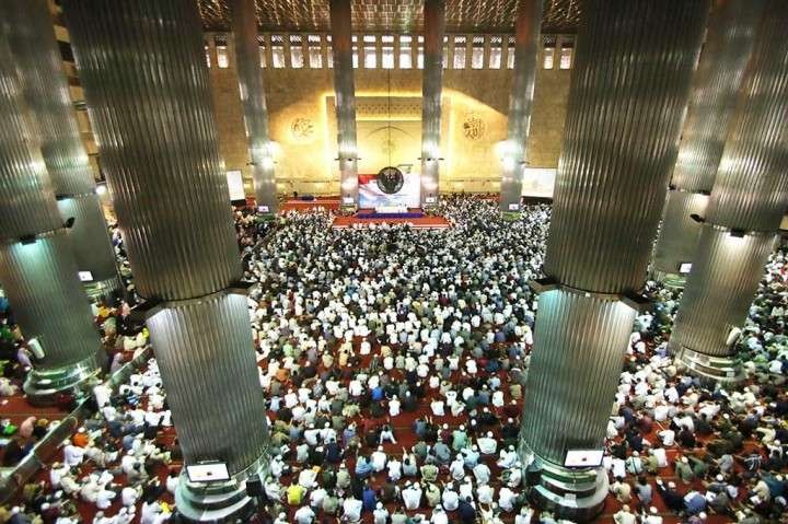 Umat Islam sedang berdoa di Masjid Istiqlal Jakarta. (Foto: Istimewa)