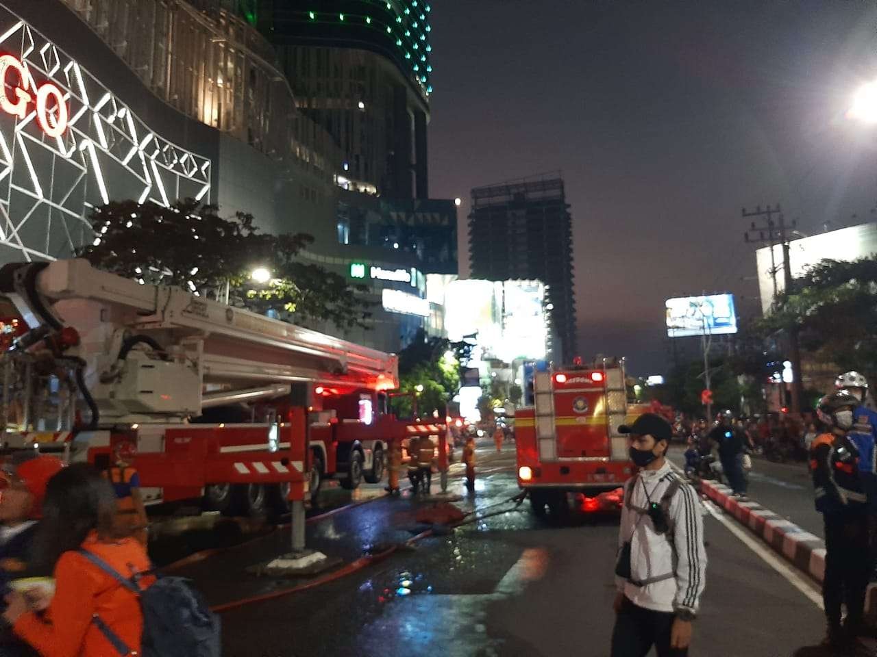 Proses pemadaman kebakaran Tunjungan Plaza 5 Surabaya. (Foto: Pita sari Ngopibareng.id)