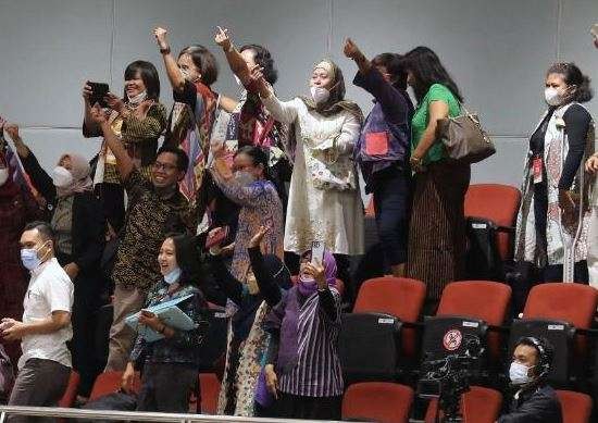 Aktivis bersorak gembira saat RUU TPKS disahkan di DPR RI. (Foto: cnn)