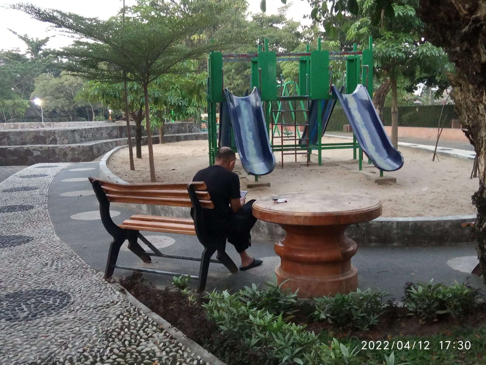 Taman Rajekwesi, Jalan MH Thamrin Kota Bojonegoro, Jawa Timur menjadi taman untuk penyeimbang paru-paru kota ini jadi tempat beristirahat yang recommended (Foto: Sujatmiko/Ngopibareng.id)