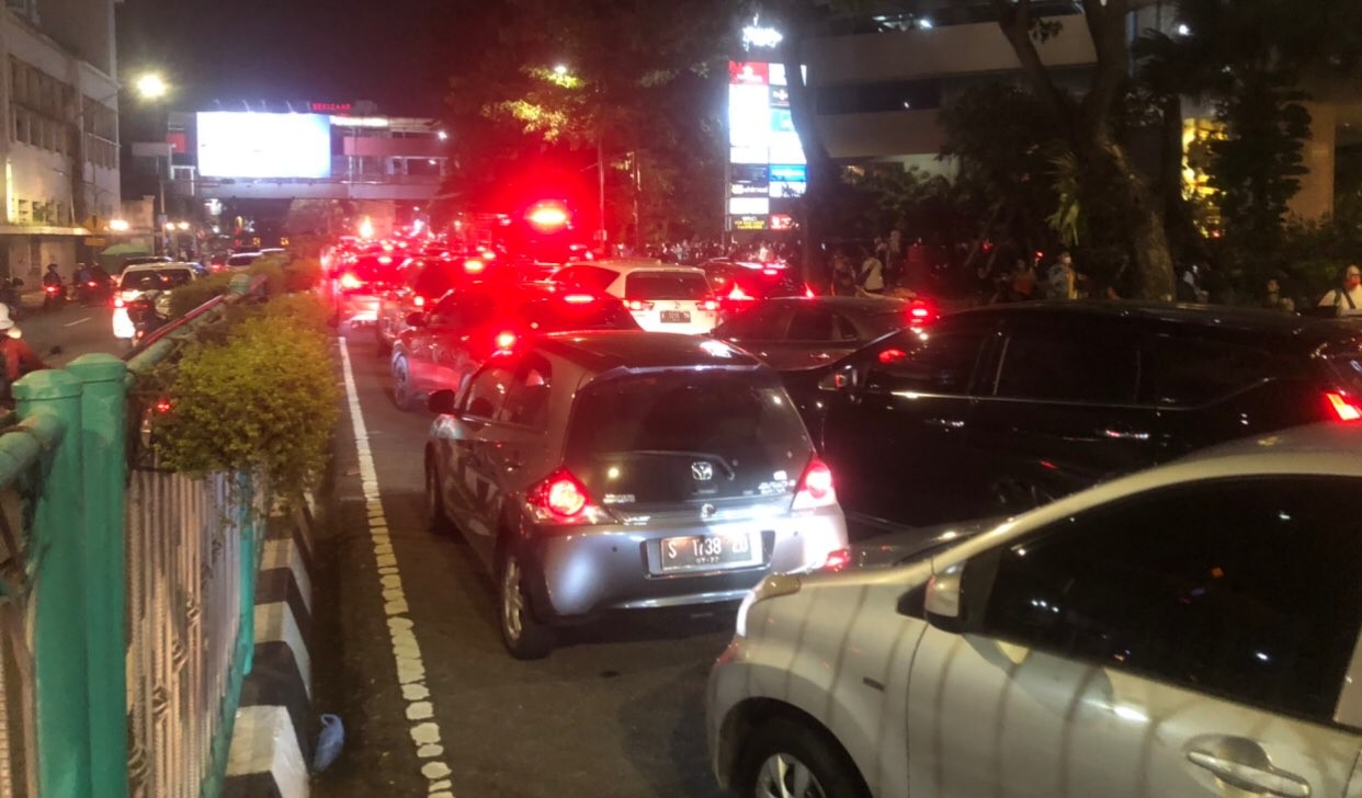 Kemacetan yang terjadi usai kendaraan diminta putar balik, dampak Tunjungan Plaza 5 kebakaran, Rabu 13 April 2022. (Foto: Andhi Dwi/Ngopibareng.id)