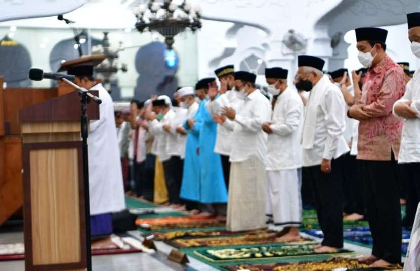 Wapres shalat tarawih di Masjid Raya Baitur Rahman Banda Aceh. (Foto: Setwapres)