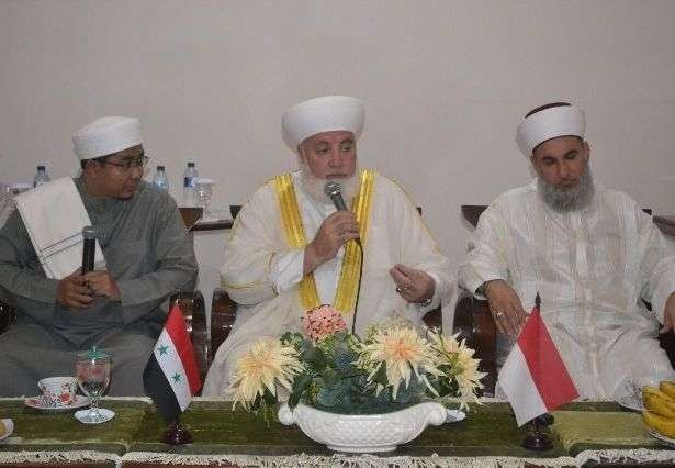Mufti Damaskus, Syekh Adnan Afyouni (tengah) saat berkunjung ke Indonesia. (Foto: dok-NU)