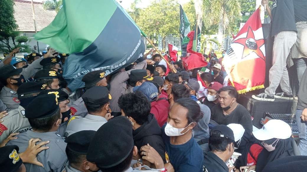 Aksi saling dorong puluhan mahasiswa Tuban dan aparat di depan kantor DPRD Tuban, Jawa Timur. (Foto: Khoirul Huda/Ngopibareng.id)