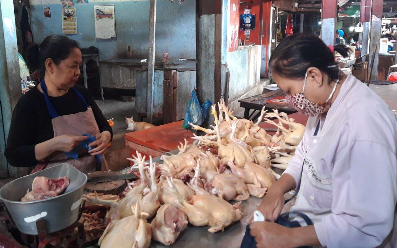 Salah satu pedagang daging ayam broiler di Pasar Baru, Kota Probolinggo, Jawa Tengah. (Foto: Ikhsan Mahmudi/Ngopibareng.id)