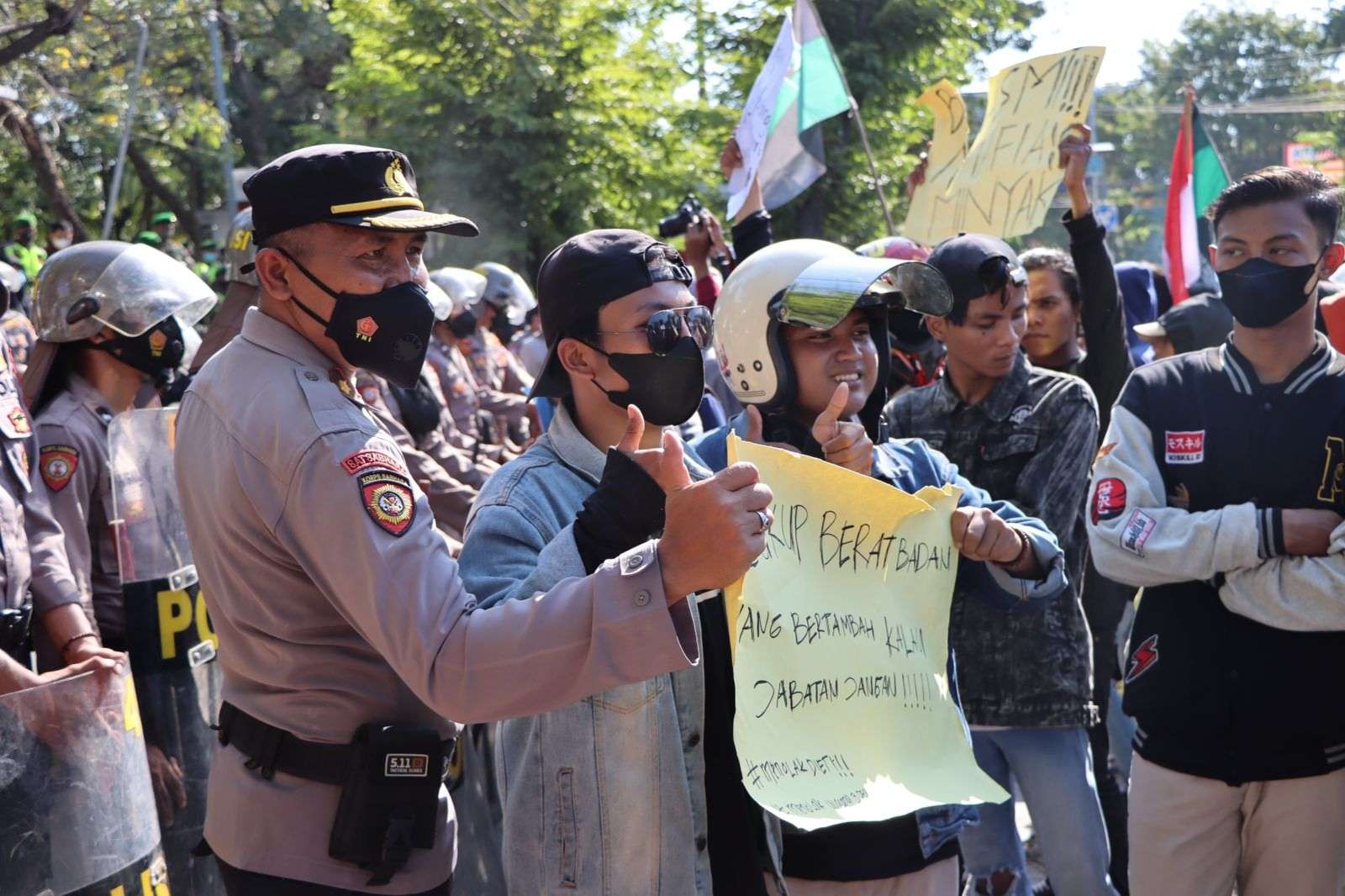 Ratusan mahasiswa dari BEM se-Probolinggo berdemonstrasi mendatangi Kantor Bupati Probolinggo, Jalan Panglima Sudirman, Kraksaan. (Foto: Ikhsan Mahmudi/Ngopibareng.id)