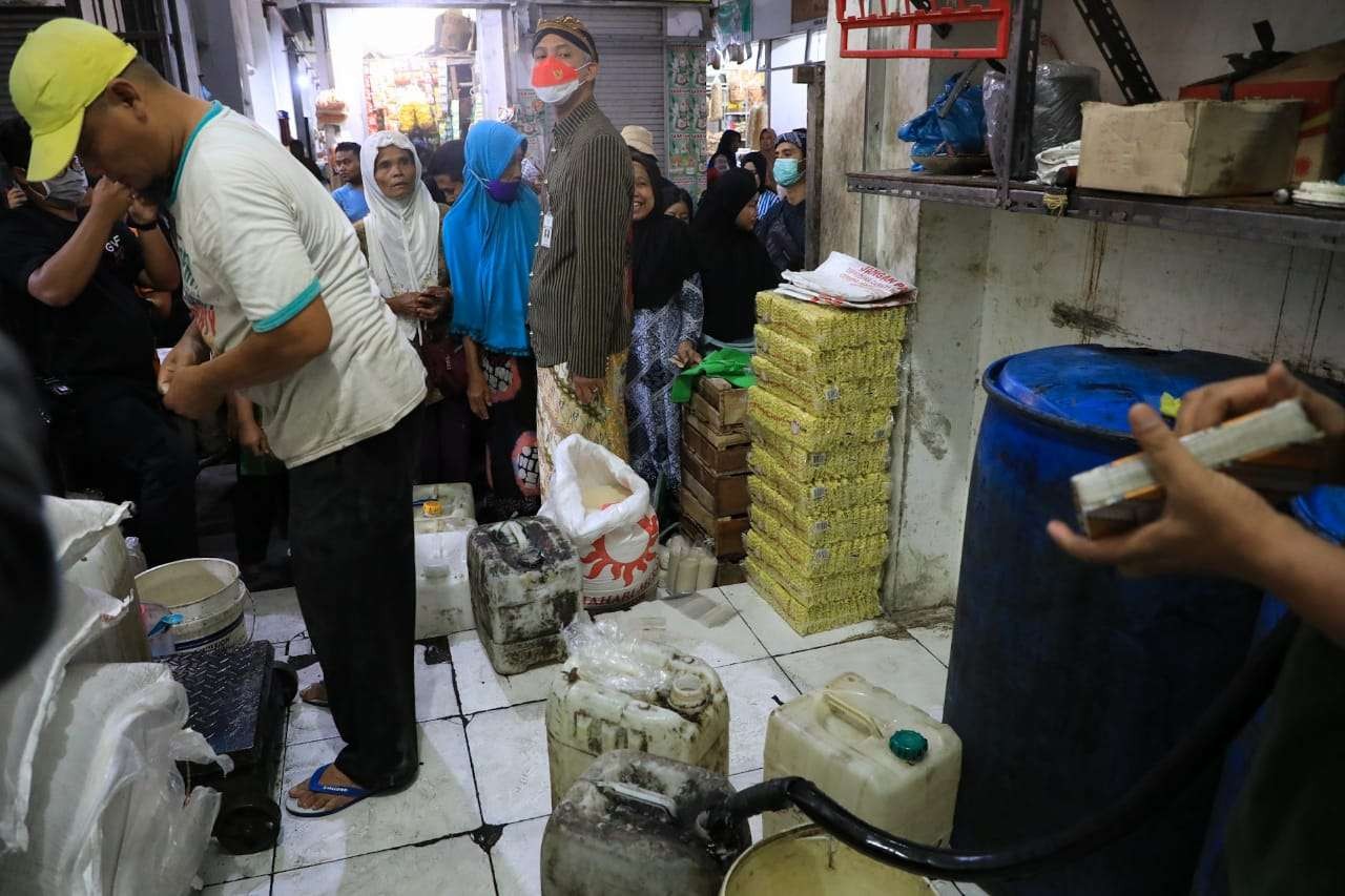 Gubernur Jawa Tengah, Ganjar Pranowo sidak harga minyak goreng di Pasar Mranggen, Kamis 14 April 2022. (Foto: Istimewa)