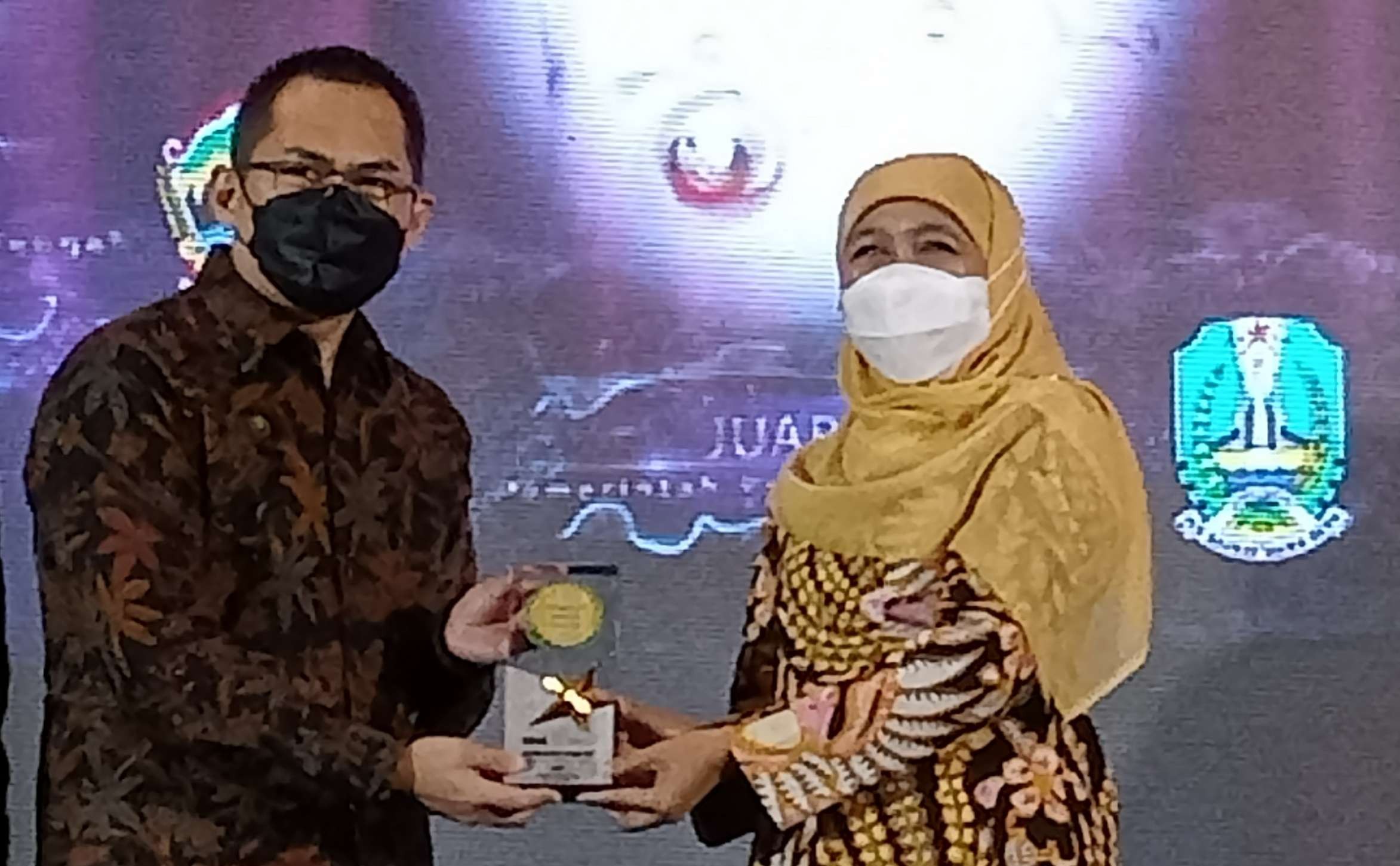 Gubernur Jawa Timur, Khofifah Indar Parawansa menerima penghargaan. (Foto: Asmanu Sudarso/Ngopibareng.id)