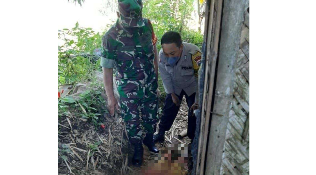 Polisi bersama TNI saat mengecek kondisi korban. (Foto: Istmewa)