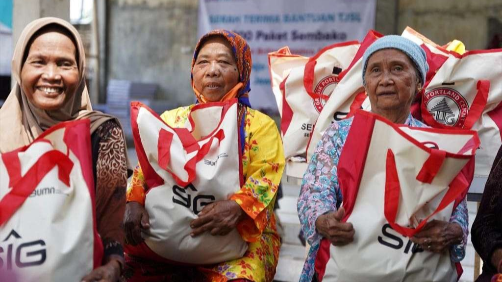 Warga Desa Sukorejo Probolinggo Jatim menerima bingkisan sambako dari PT. Semen Indonesia. (Foto: Istimewa)