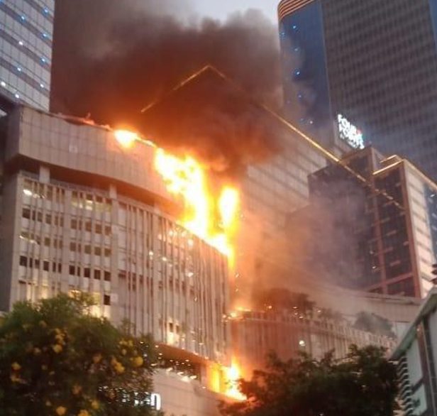 Kebakaran Tunjungan Plaza (TP) 5 Surabaya, pada Rabu 13 April 2022 petang. (Foto: Istimewa)