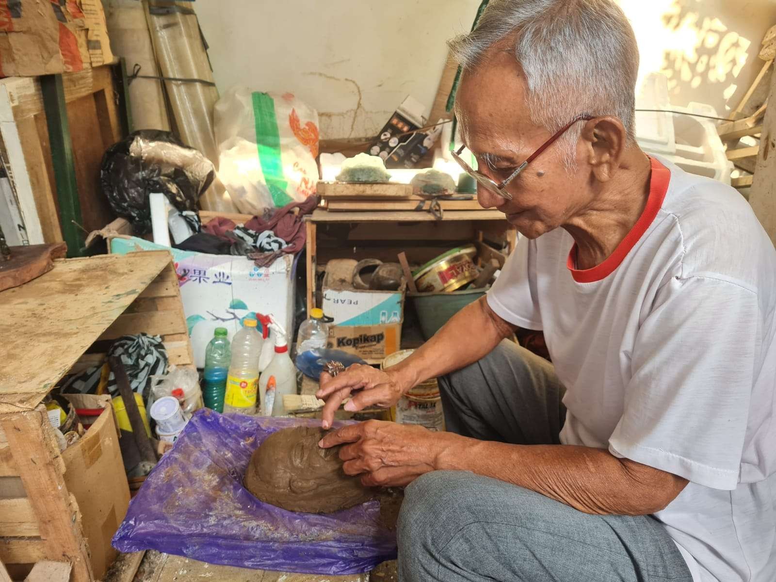 Wiyono tengah membuat seni kriya wajah Gubernur Ganjar Pranowo dengan seni tekstur tutul. (Foto: Istimewa)