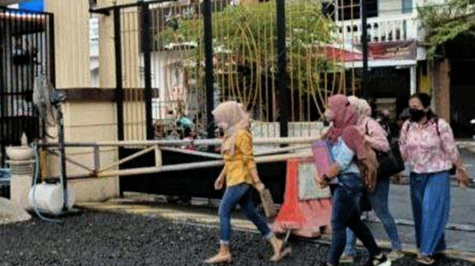 Sejumlah emak-emak korban investasi bodong, berbondong-bondong melapor ke Polres Jember, Jawa Timur. (Foto: Istimewa)