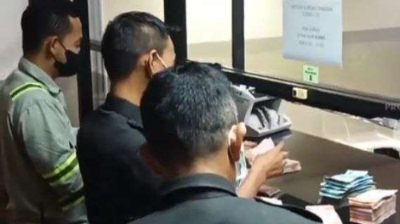 Petugas Bank Indonesia Jember sedang menata uang pecahan (Foto: Istimewa)