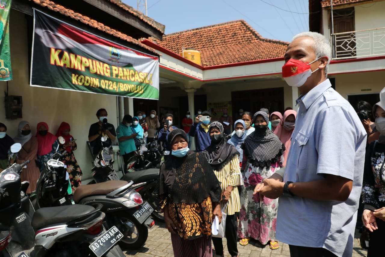 Gubernur Jawa Tengah Ganjar Pranowo saat melakukkan sidak antrean BLT di Boyolali. (Foto: dok. Humas Pemprov Jateng)