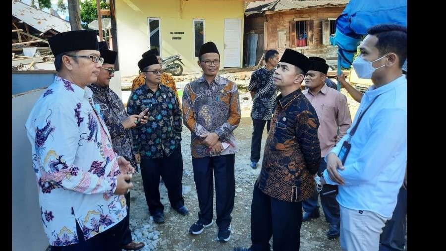 Direktur Urais Binsyar Kemenag Adib (Ketiga dari kanan) mengunjungi masjid terdampak gempa di Pasaman Barat, Kamis 14 April 2022. (Foto: Kemenag)