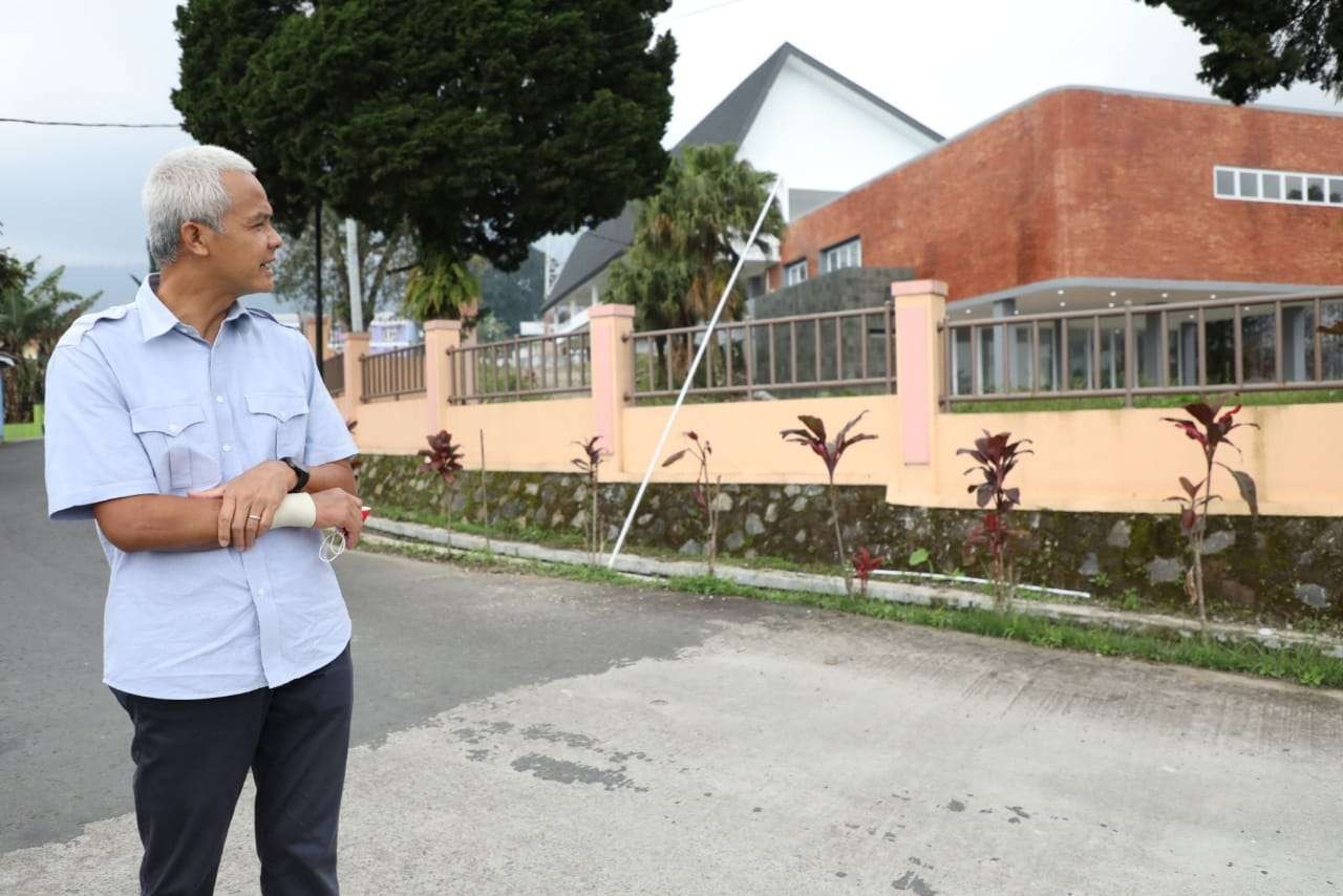 Gubernur Jawa Tengah Ganjar Pranowo senang melihat pembangunan SMA Tawangmangu sudah sesuai harapan. (Foto: dok. Humas Pemprov Jateng)