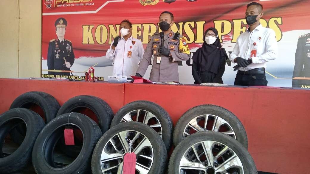 Konferensi Pers pengungkapan kasus pencurian roda mobil, pada Rabu 9 Maret 2022 lalu (Khoirul Huda/Ngopibareng.id)