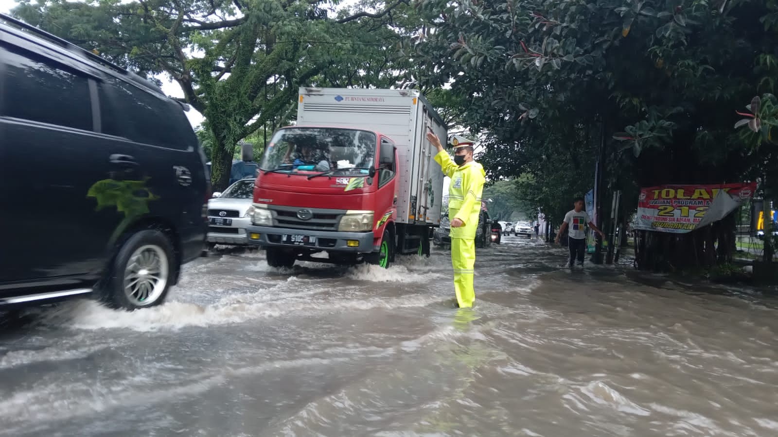 Banjir yang terjadi di salah satu titik jalan di Kota Malang (Foto: Lalu Theo/ngopibareng.id)