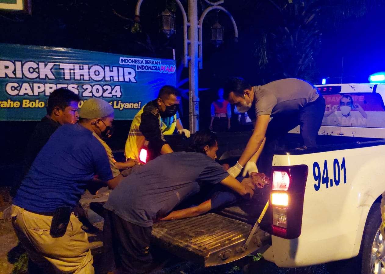 Petugas Kepolisian Polres Tuban mengevakuasi korban untuk dibawa ke rumah sakit (Dokumentasi Istimewa)