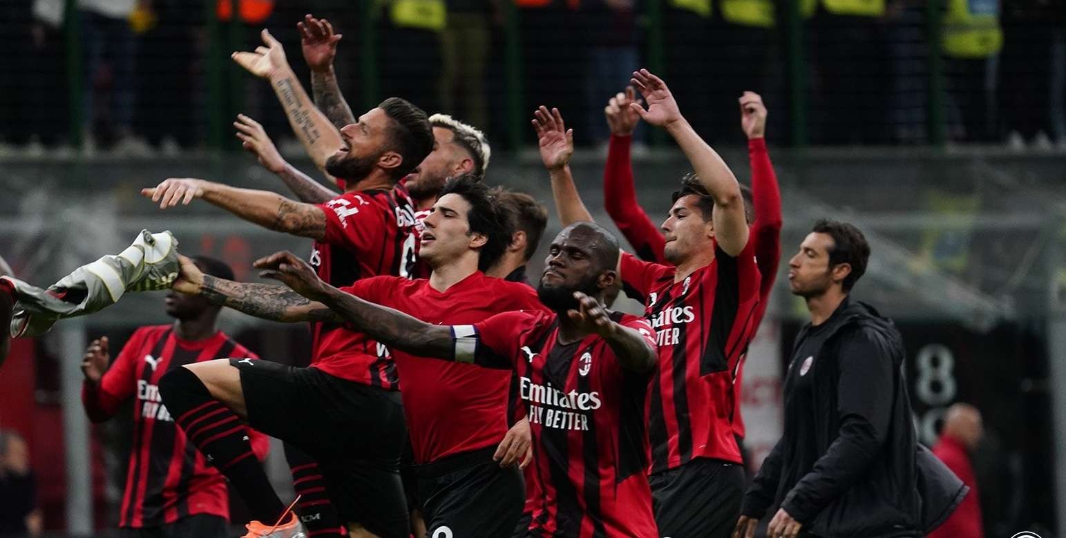 Para pemain AC Milan merayakan kemenangan 2-0 atas Genoa. (Foto: Twitter/@acmilan)