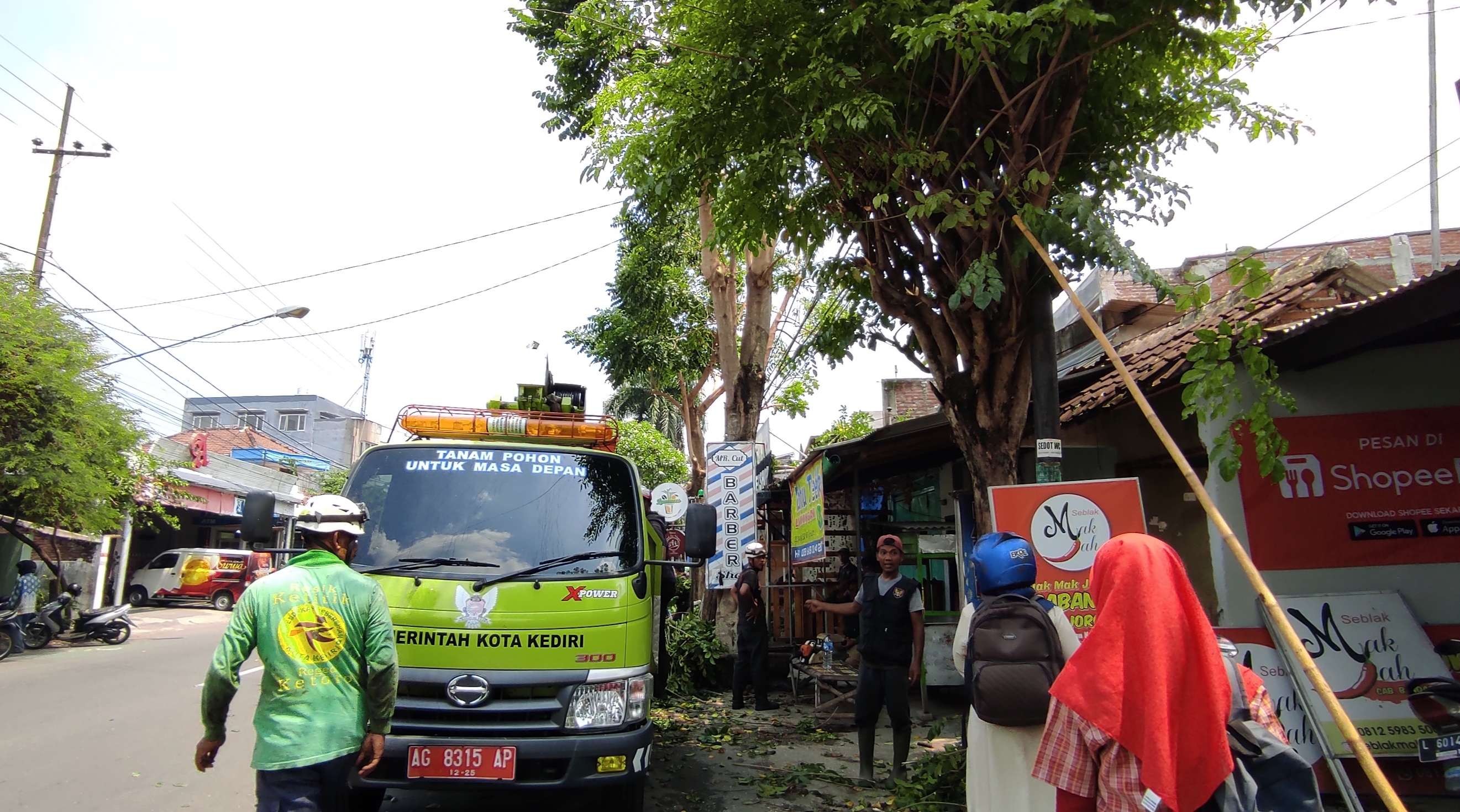 Salah satu kendaraan operasional DLHKP Kota Kediri, yang digunakan untuk memangkas pohon. (Foto: Fendhy Plesmana/Ngopibareng.id)