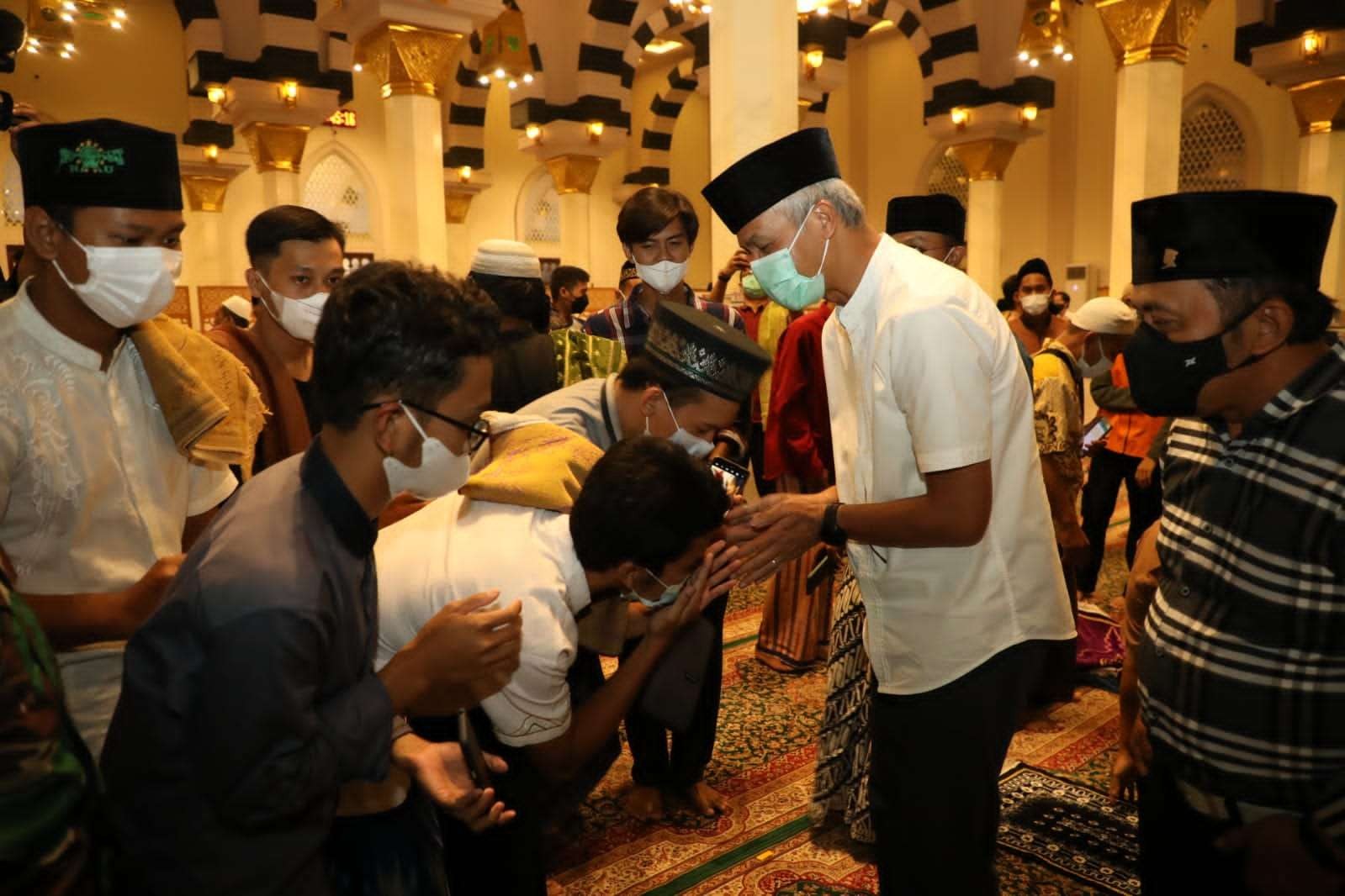 Gubernur Ganjar berjabat tangan dengan jemaah di Masjid Ar-Rahman Blitar. (Foto: Dok Jateng)