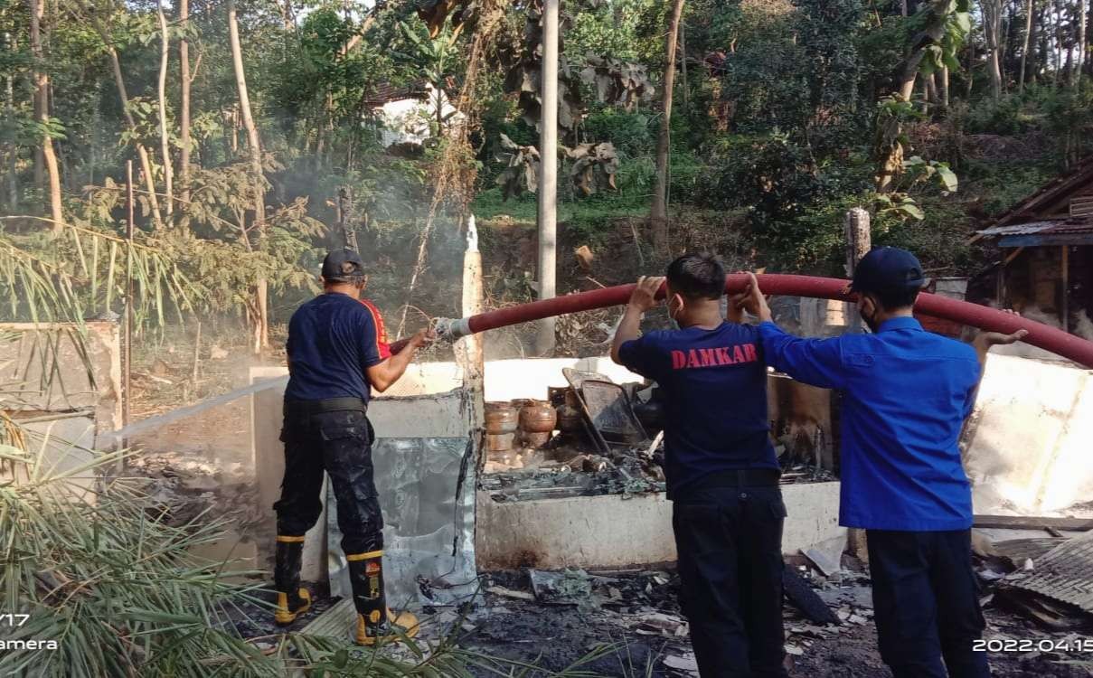 Petugas damkar Bondowoso menjinakkan api yang membakar warung dan sepeda motor di Desa Sumbercanting, Kecamatan Wringin, Bondowoso, Jawa Timur. (Foto: Satpol PP Bondowoso)