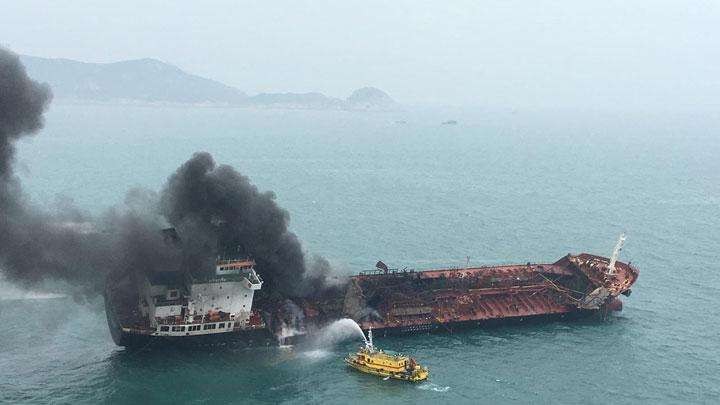 Ilustrasi proses pemadaman api yang menghanguskan sebuah kapal tanker yang membawa minyak di perairan dekat Pulau Lamma, Hong Kong, Cina, Selasa, 8 Januari 2019.