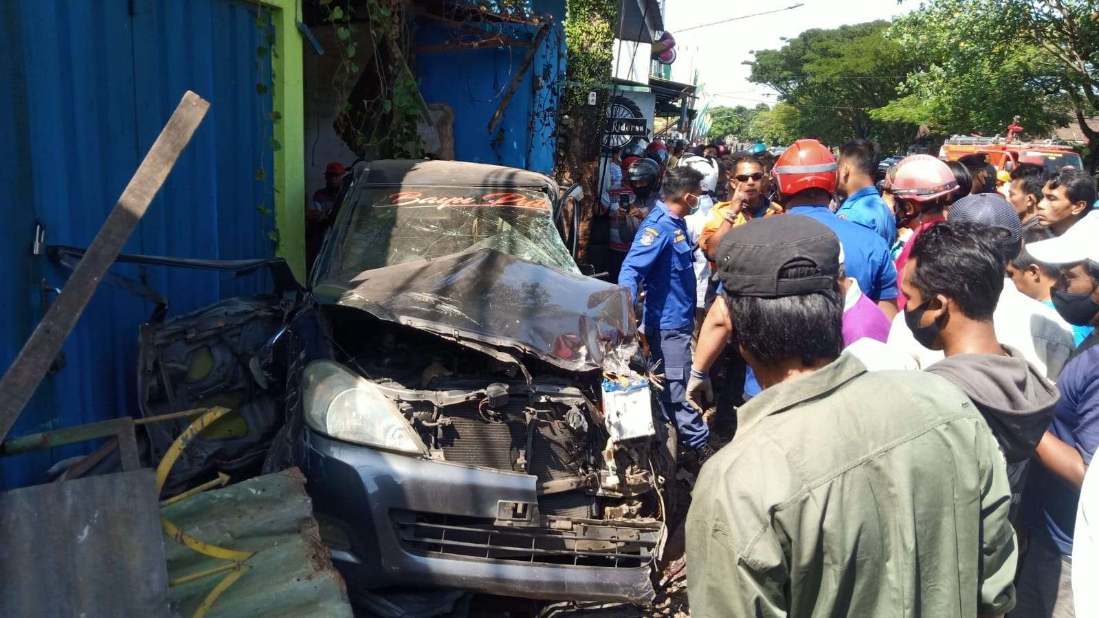 Mobil yang tertabrak rangkaian gerbong KA pengangkut BBM di Malang (Foto: istimewa)