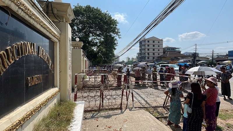 Orang-orang menunggu di luar Penjara Insein dengan harapan kerabat mereka yang ditangkap karena protes anti kudeta dibebaskan dalam amnesti tahunan, di Yangon, Myanmar, 17 April 2022. (Foto: Ant)