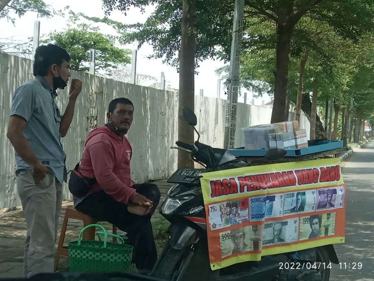 Dua orang jasa penukaran uang pecahan di Jalan Veteran Kecamatan Kota Bojonegoro. (Foto: Sujatmiko/ngopibareng.id)