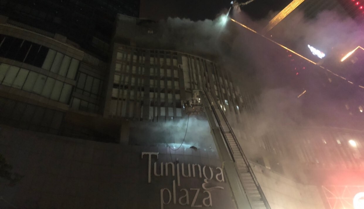 Proses pemadaman gedung TP 5 saat terbakar (Foto: Andhi Dwi/Ngopibareng.id)