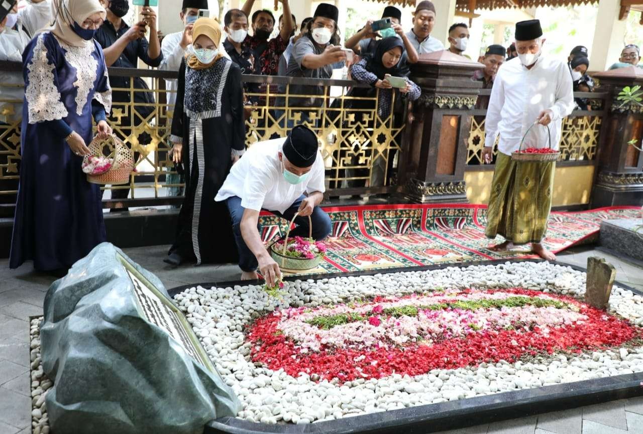 Gubernur Jateng Ganjar Pranowo saat berziarah ke makam Gus Dur atau KH Abdurrahman Wahid. (Foto: dok. Humas Pemprov Jateng)