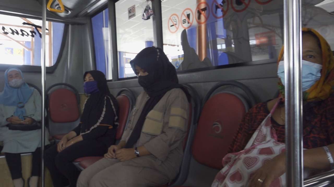 Penumpang BRT Trans Jateng senang dengan adanya moda transportasi ini. Karena lebih murah dari angkutan umum. (Foto: Dok Jateng)