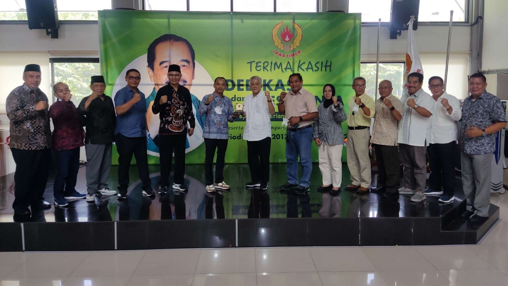 Sekretaris Komisi V DPRD NTB Lalu Wirajaya (enam dari kiri) memberi cinderamata kepada Sekretaris KONI Jatim Harun (tujuh dari kiri) usai kunjungan kerja di Gedung KONI Jatim, Surabaya, Senin 18 April 2022. (Foto: Fariz Yarbo/Ngopibareng.id)