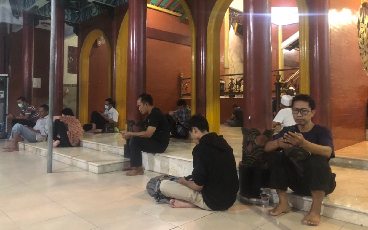Para jamaah yang berbuka di Masjid Cheng Hoo. (Foto: Andhi Dwi/Ngopibareng.id)