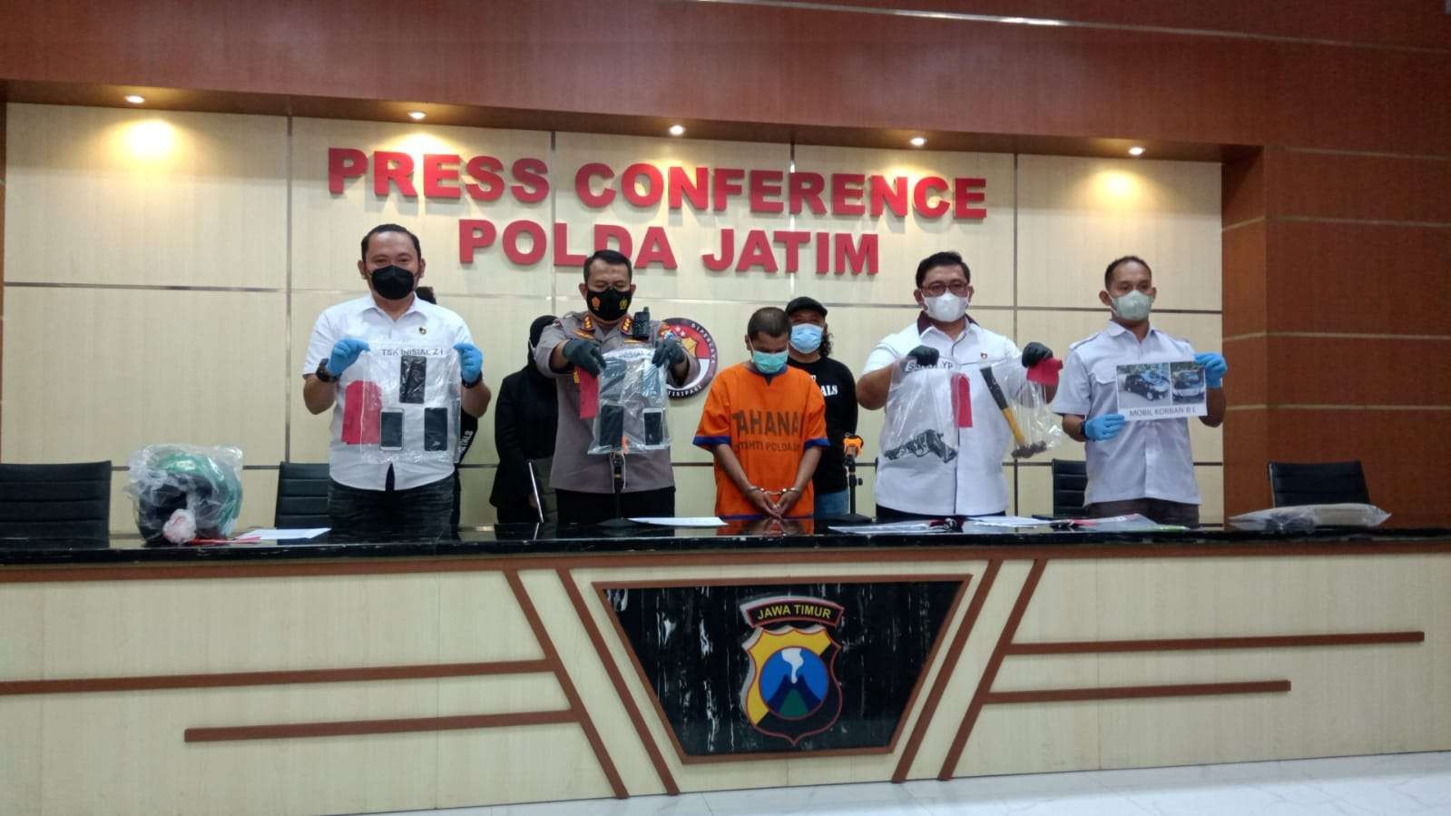 Aparat menunjukkan barang bukti dan tersangka pembunuhan berencana di Polda Jatim, Surabaya, Senin 18 April 2022.